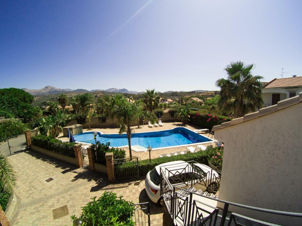 Mansarda Con Vista Piscina Villa Campofelice di Roccella Kültér fotó
