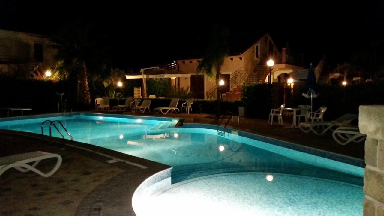 Mansarda Con Vista Piscina Villa Campofelice di Roccella Kültér fotó