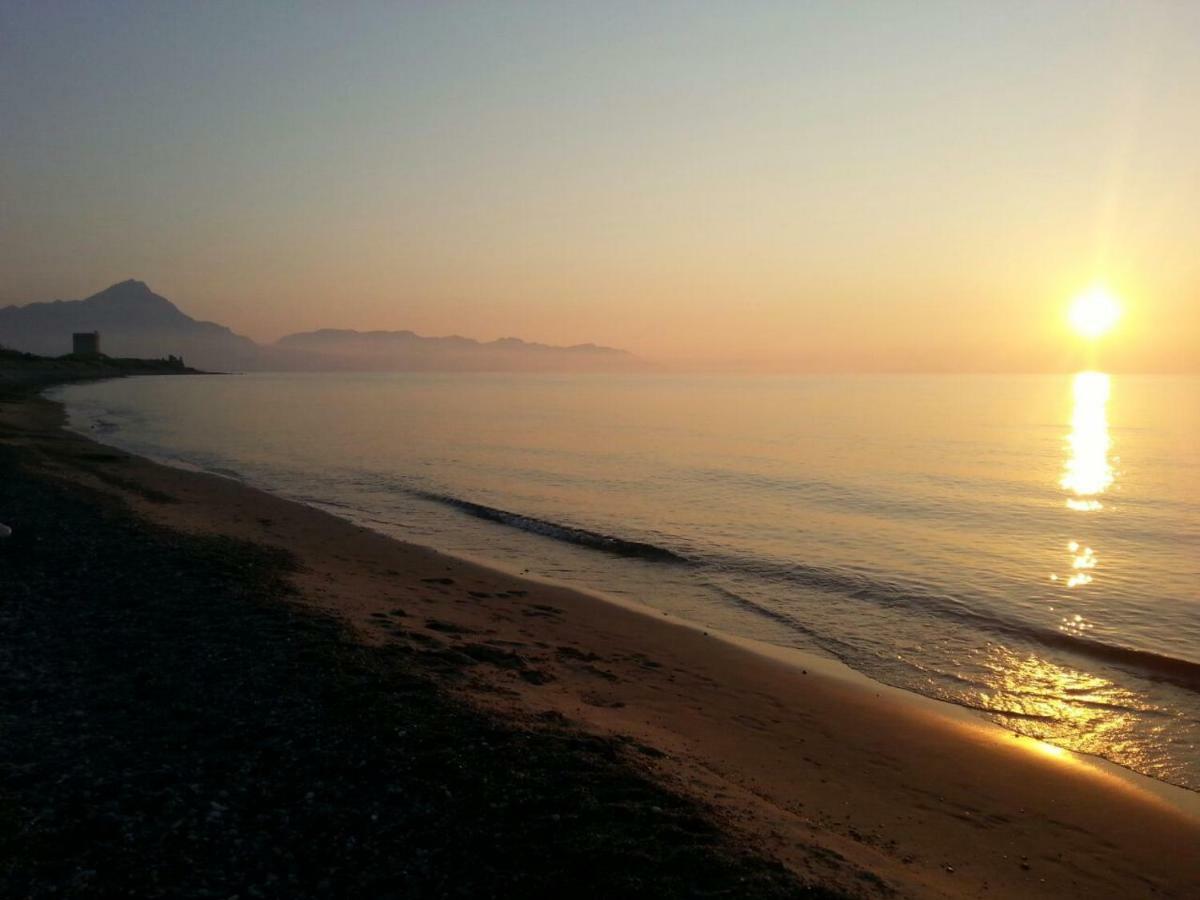 Mansarda Con Vista Piscina Villa Campofelice di Roccella Kültér fotó